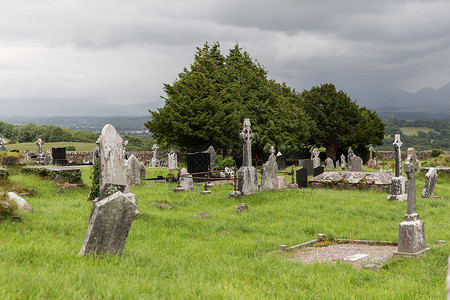 中世纪坟墓古老的纪念碑埋葬爱尔兰凯尔特墓地墓地上的旧墓碑废墟爱尔兰旧凯尔特墓地背景