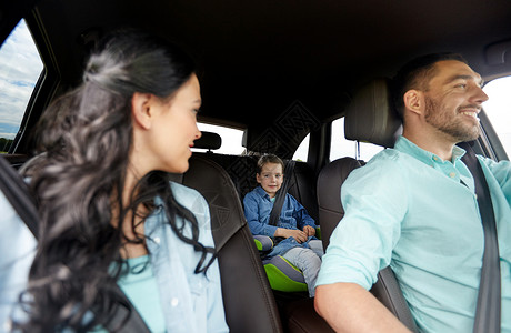 家庭,交通,安全,道路旅行人们的快乐的男人女人带着孩子开车图片