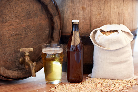 啤酒厂,饮料酒精旧啤酒桶,璃,瓶子袋子与麦芽木制桌子上背景图片