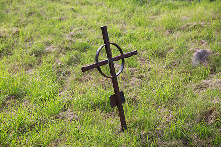 墓地埋葬爱尔兰凯尔特墓地墓地上古老的生锈坟墓十字架爱尔兰公墓上的老锈坟墓十字架背景图片