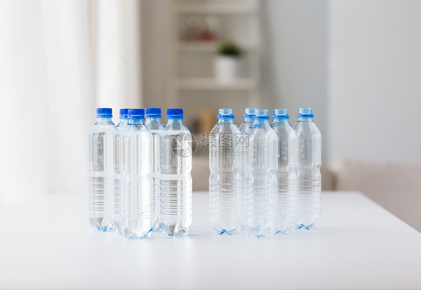 回收,健康饮食食品储存塑料瓶与纯饮用水桌子上图片