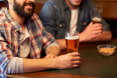 人,男人,休闲,友谊沟通的亲密的快乐男朋友酒吧酒吧喝生啤酒图片