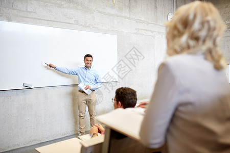 教育高中大学教学人的群学生教师演讲时站白板上图片