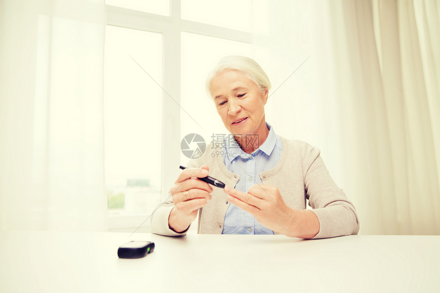 医学,龄,糖尿病,保健人的快乐的老妇女用血糖仪检查血糖水平家里图片