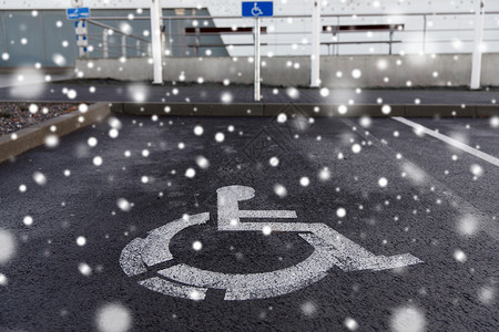交通法规公路代码汽车停车道路标志残疾人户外雪户外残疾人汽车停车路标图片
