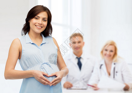 怀孕,爱,人,医学生育的快乐的孕妇妇产医院背景下医务人员上腹部的心脏手势图片