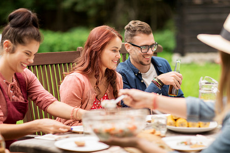 休闲,假日,人食物的快乐的朋友夏天的花园聚会上吃饭喝酒图片