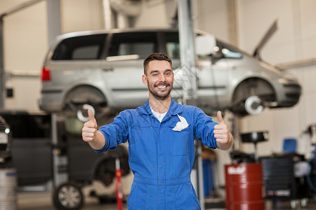 汽车服务,维修,维护,手势人的快乐的微笑汽车技工史密斯车间展示大拇指图片