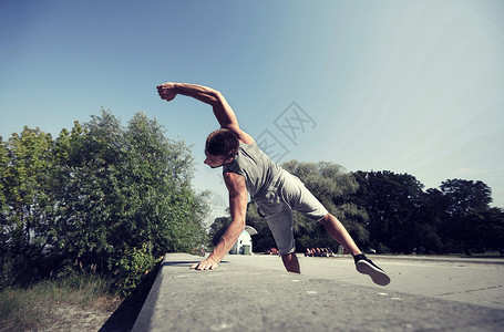 健身,运动,跑酷人的轻人夏季公园跳跃图片