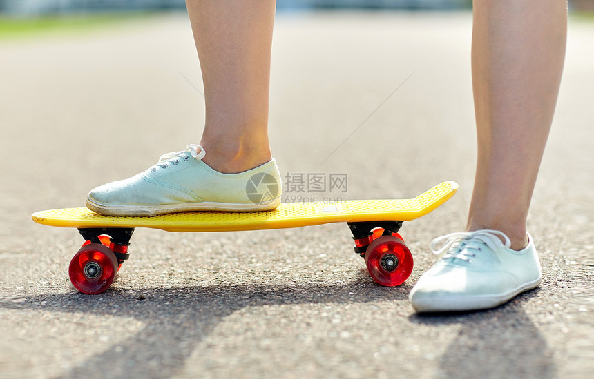 滑板,休闲,极限运动人的近十几岁的女孩腿骑短现代巡洋舰滑板路上图片