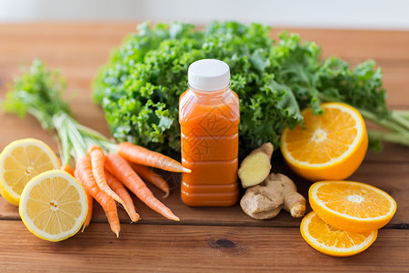 健康的饮食,食物,节食素食的瓶子与胡萝卜汁,水果蔬菜木桌上图片