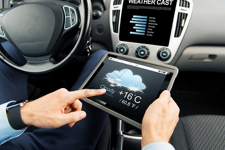 交通,商务旅行,技术,预测人的近距离的男手平板电脑电脑与天气投屏幕上的汽车图片