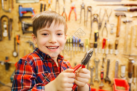 儿童,木工,职业人的快乐的小男孩与钳子车间图片