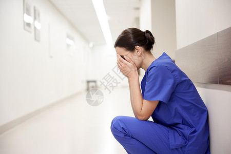 人,医学,保健悲伤的悲伤哭泣的女护士医院走廊图片