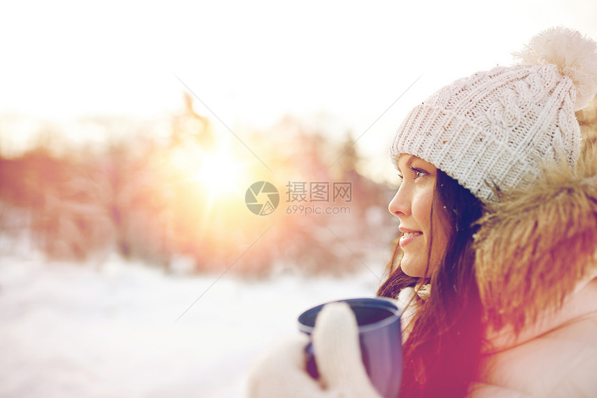 人们,季节,饮料休闲快乐的轻女人冬天户外喝茶图片