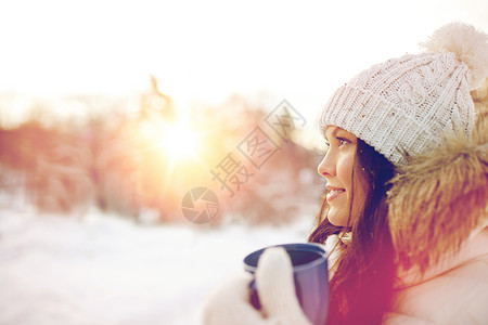 人们,季节,饮料休闲快乐的轻女人冬天户外喝茶图片