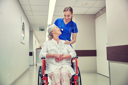 医学,龄,支持,保健人的快乐护士医院走廊坐轮椅的老妇女病人图片