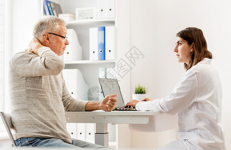 医学,龄,保健人的老人问题的颈部医生与笔记本电脑会议医院的医疗办公室计算机高清图片素材