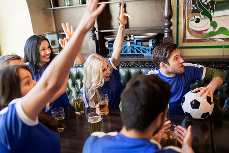 人们,休闲体育快乐的朋友球迷喝啤酒,酒吧酒吧看足球比赛比赛图片