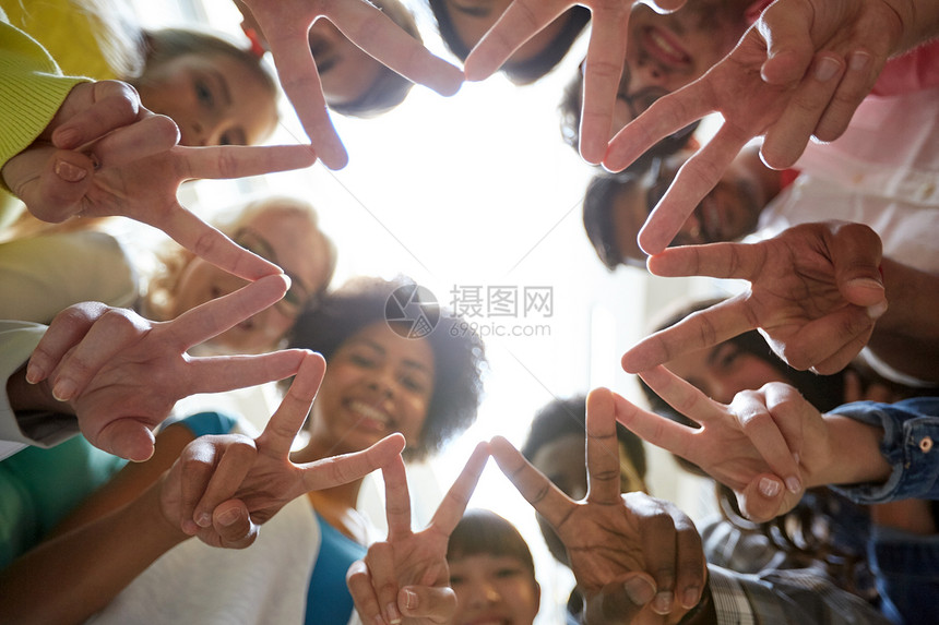 教育友谊手势胜利人的群快乐的国际学生朋友站圈子里,表现出平v的迹象图片
