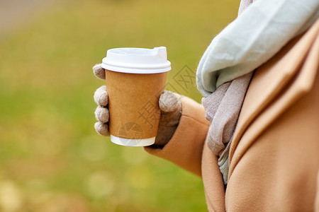 季节,热饮,广告人们的秋季公园用咖啡茶次纸杯亲近女人图片