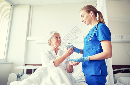 医学,龄,保健人的护士给老年女子医院病房的药物水图片