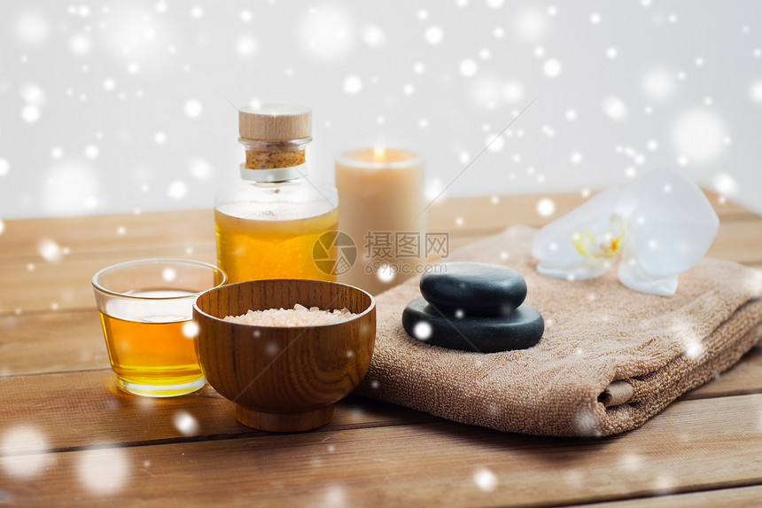 美容,水疗,身体护理,天然化妆品喜马拉雅粉红盐与按摩油浴巾木制桌子上的雪图片