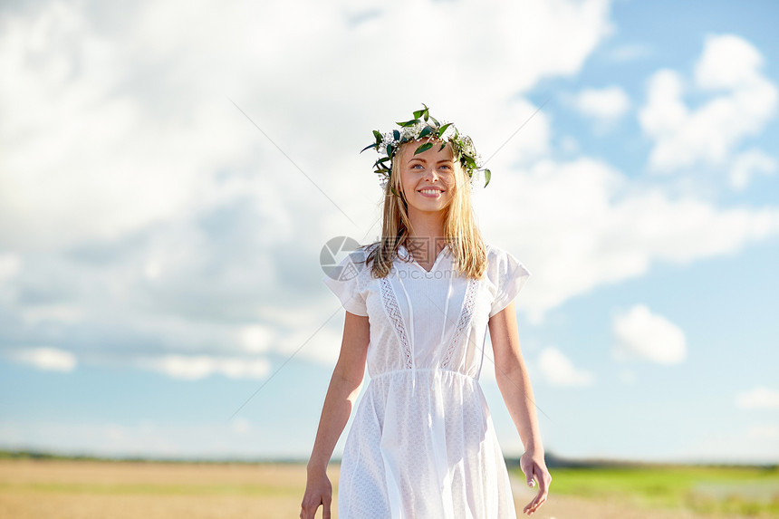 幸福,自然,暑假,假期人们的快乐的微笑轻妇女十几岁的女孩戴着花圈白色连衣裙农村图片