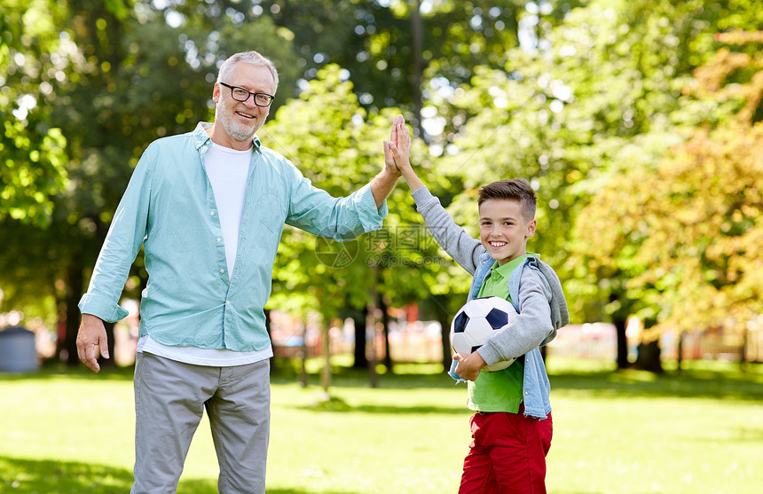 家庭,代,手势,运动人的快乐的祖父孙子,夏季公园用足球击掌图片