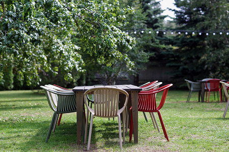 家具桌子与椅子夏季花园户外咖啡馆夏天花园里椅子的桌子图片