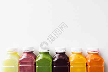 健康的饮食,饮料,饮食排塑料瓶与同的水果蔬菜汁白色图片