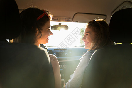 暑假,假期,旅行,公路旅行人们的快乐的十几岁女孩轻妇女开车图片