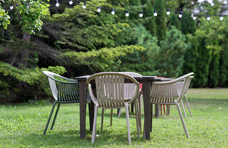 家具桌子与椅子夏季花园户外咖啡馆夏天花园里椅子的桌子图片