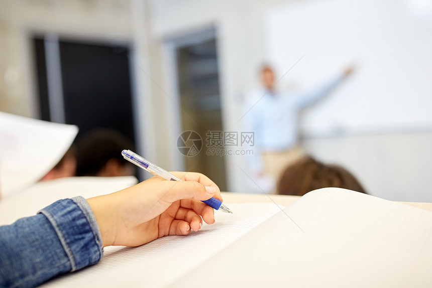 教育,高中,大学,学人的学生考试讲座上手写笔记本上图片