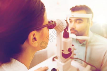 保健,医学,人,视力技术验光师与裂隙灯检查病人视力眼科诊所光学商店背景图片