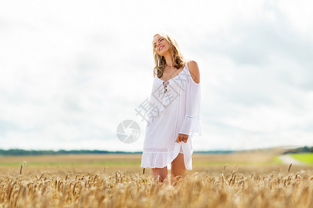 乡村,自然,暑假,假期人们的微笑的轻女人穿着白色的衣服谷物田图片