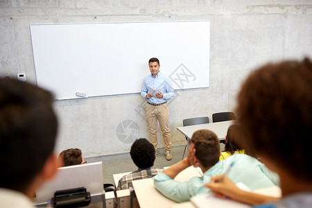 教育高中大学教学人的群国际学生教师,他们的论文演讲时站白板上图片