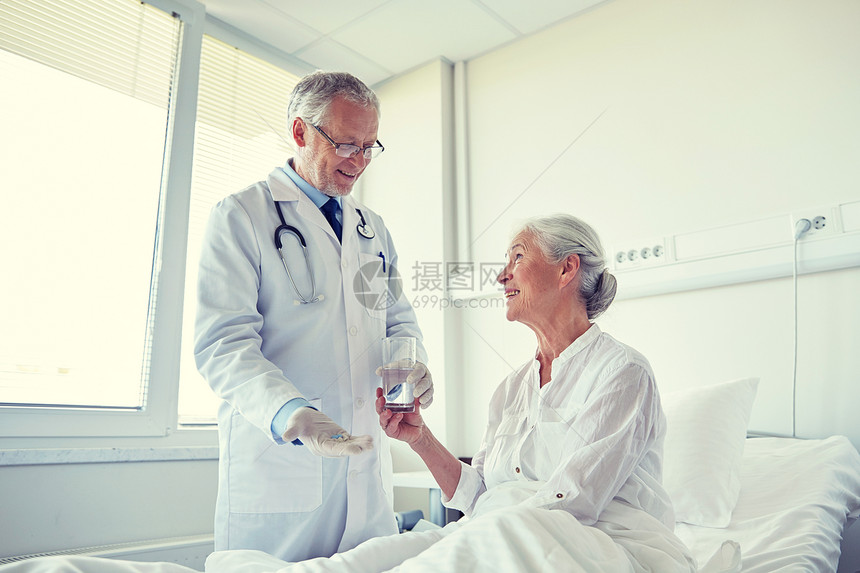 医学,龄,保健人的医生给老年女子医院病房的药物水图片