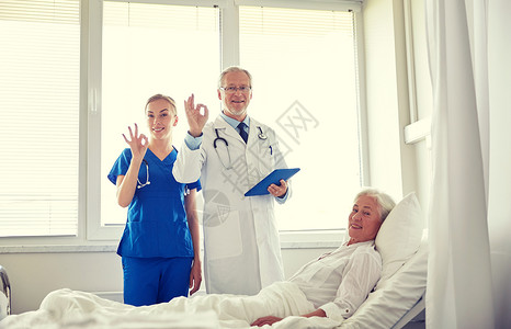 医学,龄,保健人的医生护士用平板电脑访问老患者妇女,并医院病房OK标志图片