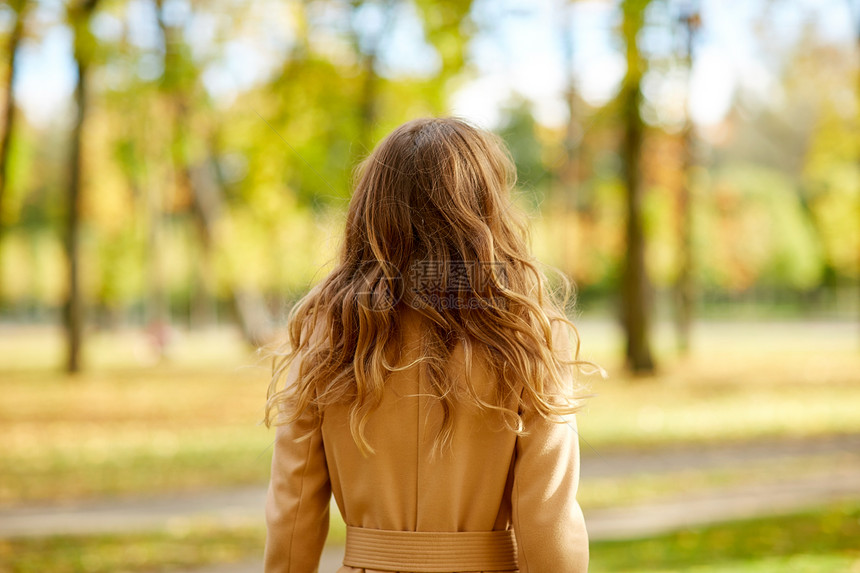 季节人的美丽的轻女人秋天的公园散步美丽的轻女人秋天的公园散步图片