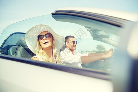 公路旅行,旅行,约会,夫妇人的快乐的男人女人驾驶敞篷车户外图片
