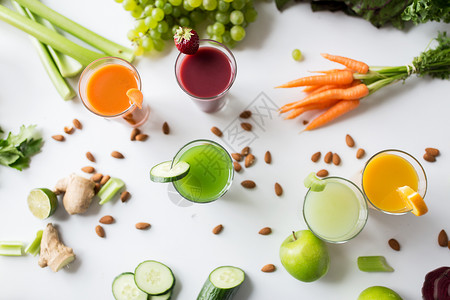 健康的饮食,饮料,饮食排眼镜与同的水果蔬菜汁食物桌子上背景图片