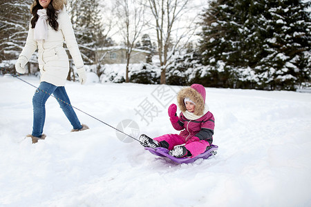 家庭,雪橇,季节人的快乐的母亲拉雪橇与孩子户外冬天图片