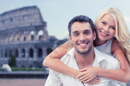 暑假,旅游,人约会的快乐的夫妇拥抱竞技场的背景图片