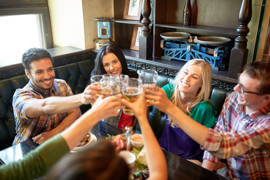 人,休闲,友谊庆祝的快乐的朋友酒吧酒吧喝生啤酒碰杯图片