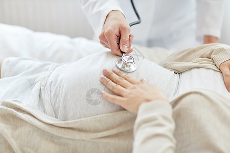 怀孕,医学,医疗人的密切产科医生与听诊器,听孕妇婴儿心跳医院图片