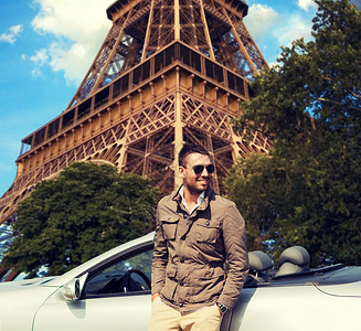 旅行,旅游,公路旅行,交通人的快乐的人附近的敞篷车巴黎埃菲尔铁塔的背景图片