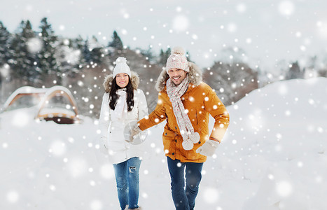 女孩过冬天人,季节,爱休闲的快乐的夫妇跑过冬天的背景背景