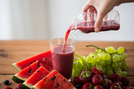 手举西瓜健康的饮食,食物,节食素食的密切的手倒水果浆果汁冰沙瓶子璃背景