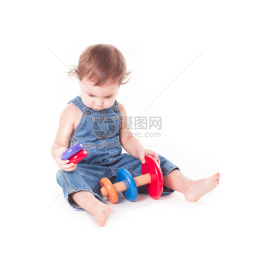 婴儿玩白色的木金字塔带玩具的孩子图片